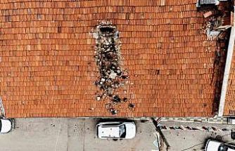 Çürüyen baca otomobilin üzerine yıkıldı