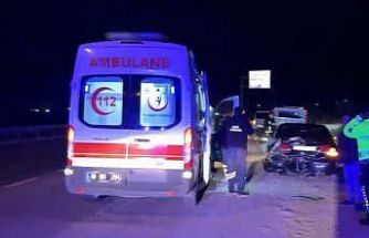 D100’de iki otomobil çarpıştı: 2 yaralı