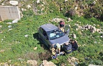 Defne’de uçurumdan yuvarlanan otomobil sürücüsü yaralandı