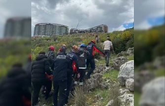 Dengesini kaybederek kayalıklardan düşen kadını ekipler kurtardı
