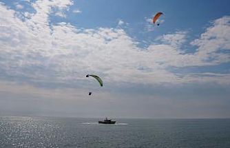 Denizden sahil güvenlik, havadan paramotorlar destek verdi, öğrenciler suyun önemine dikkat çekti