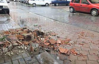 Denizli’de  çatılar uçtu, ağaçlar araçların üzerine devrildi, insanlar yürüyemedi