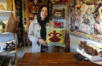 Depremde iş yerleri ve evleri yıkılan afetzede kadınlar, zanaatlarını kültür sanat çarşısında yaşatıyorlar