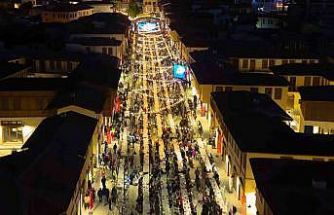 Depremde yerle bir olan Kemalpaşa Caddesi iftar sofrasıyla yeniden hayat buldu