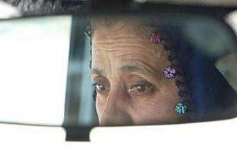 Direksiyon başında bir kadın: 15 yıldır servis şoförlüğü yapıyor