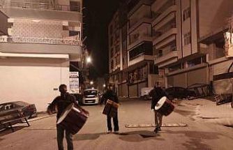 Diyarbakır’da 40 yıldır halay davulu çalarak sahura uyandırıyorlar