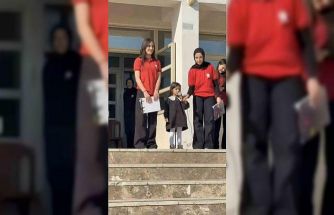 Diyarbakır’da 4 yaşındaki kız, İstiklal Marşı’nı ezbere okudu