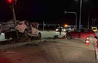 Diyarbakır’da iki otomobil kafa kafaya çarpıştı: 3 yaralı