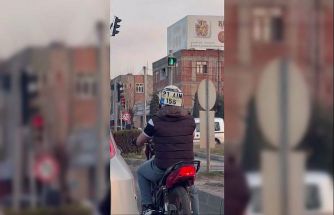 Diyarbakır’da ilginç görüntü: Düşen plakasını kaskına bantlayıp trafikte ilerledi