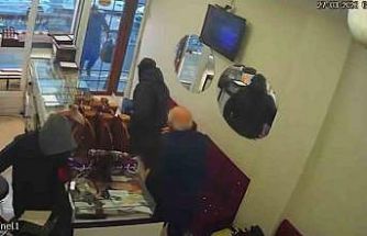 Diyarbakır’da silahla kuyumcu soygunu kamerada: Yaklaşık 1,5 kilo altın çalıp kayıplara karıştılar