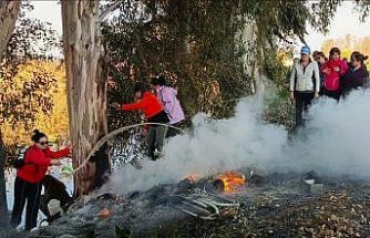 Doğaseverler kanal kenarında çıkan yangını söndürdü