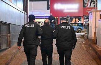 Dolandırıcılık suçundan aranan 2 kişi kumar oynarken yakalandı