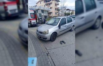 Dönüş yasağına uymayan otomobile motosiklet çarptı: 2 yaralı