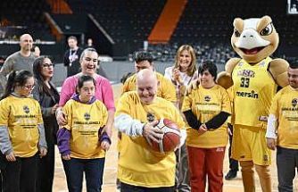 Down sendromlu çocuklar Mersin Spor Kulübü ile aynı sahada buluştu