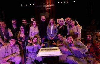 Dünya tiyatro gününde sahne çiçek bahçesine döndü