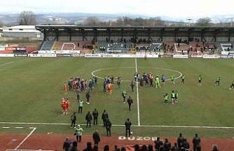 Düzcespor - Sebat Gençlikspor maçı sonrası saha karıştı