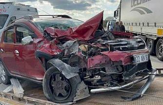 Edirne’de otomobil tıra çarptı, 1 kişi yaralandı: Kaza anı kamerada