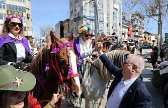 Edremit’te Kadınlar Günü’nde atlı kortej