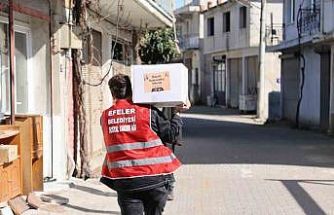 Efeler’in ’Kardeş Eli’ Ramazan’ın bereketini hanelere taşıyor