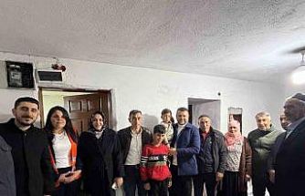 Eğil Belediye Başkanı Seydaoğlu her gün bir mahallede vatandaşlarla iftar yapıp hediyeler dağıtıyor