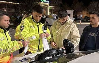 Egzoz patlatırken polise yakalandı, 19 bin 710 lira ceza yiyip arabasından oldu