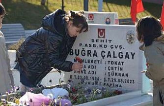 El ele verip şehitlikte temizlik yaptılar