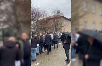 Elazığ’da  asırlık bayramlaşma geleneğinde metrelerce kuyruk