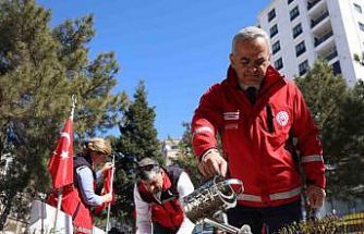 Elazığ’da bayram öncesi, şehitlikler temizlendi