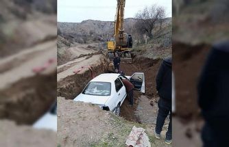 Elazığ’da çukura düşen araç kurtarıldı