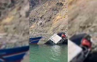 Elazığ’da fırtınaya dayanamayan tekne suya gömüldü
