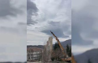 Elazığ’da hasarlı caminin minaresi iş makinesi ile yıkıldı