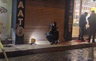 Elazığ’da iş yerine silahlı saldırı: Vitrine 9 kurşun isabet etti