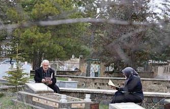 Elazığ’da mezarlıklarda ziyaretçi yoğunluğu