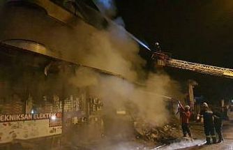 Elektrik malzemesi satan iş yerindeki yangın mahalleliyi sokağa döktü