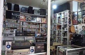 Emekli olunca evdeki kaset ve plaklarla iş yeri açtı