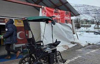 Engelli çocuğu için akülü sandalyeyi arabaya çevirdi
