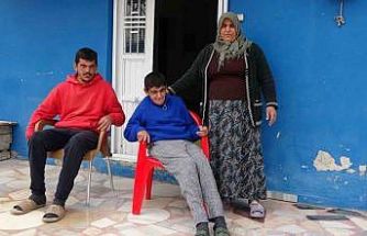 Engelli çocuklarına hem anne hem baba oldu