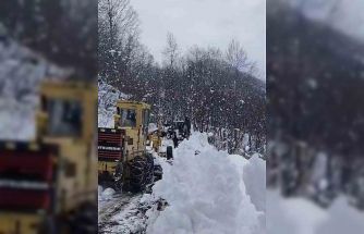 Erbaa’da kapanan köy yolu ekiplerin çalışmasıyla açıldı