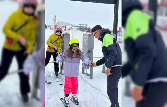 Erciyes’te kayak tutkunlarına bayram şekeri ikram edildi