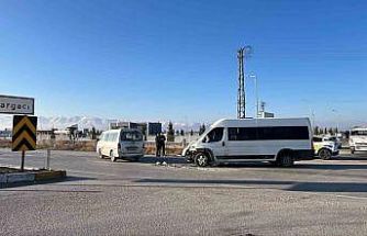 Ereğli’de kamyonet ile okul servis minibüsü çarpıştı: 5 yaralı