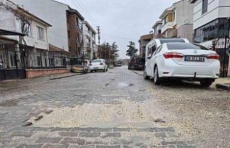 Ertuğrulgazi Mahalledeki bozuk yollar sürücülere zorluk yaşatıyor