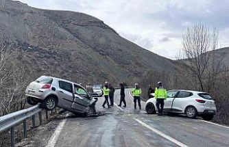 Erzincan-Kemah yolunda iki araç kafa kafaya çarpıştı: 4 yaralı