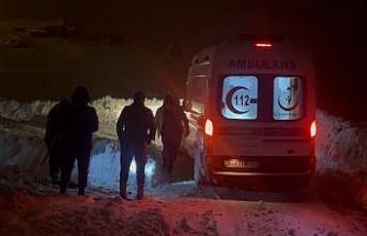 Erzincan’da kardan kapanan köy yolunda zamanla yarış