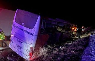 Erzincan’da kontrolden çıkan yolcu otobüsü bariyerlere çarptı