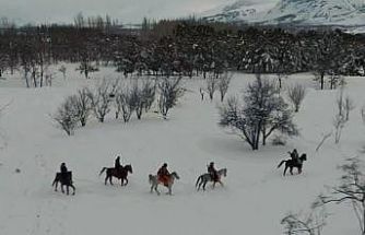 Erzincan’da sınırları zorlayan kış macerası: Atlı snowboard safarisi