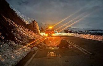 Erzincan’da yamaçtan kopan kayalar yola düştü