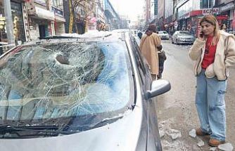 Erzurum’da çatıdan düşen kar ve buz kütleleri tehlike saçıyor