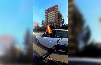 Eskişehir sokaklarında İspanya ve Türk bayrakları ile dolaşan sürücü
