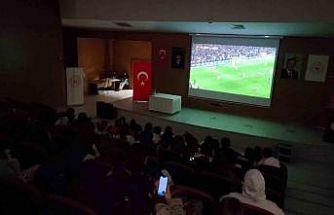 Eskişehirli öğrenciler milli heyecanı omuz omuza yaşadı