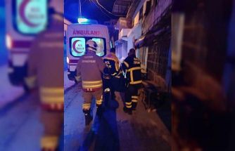 Ev yangınında dumandan etkilenen 2 kişi hastanelik oldu